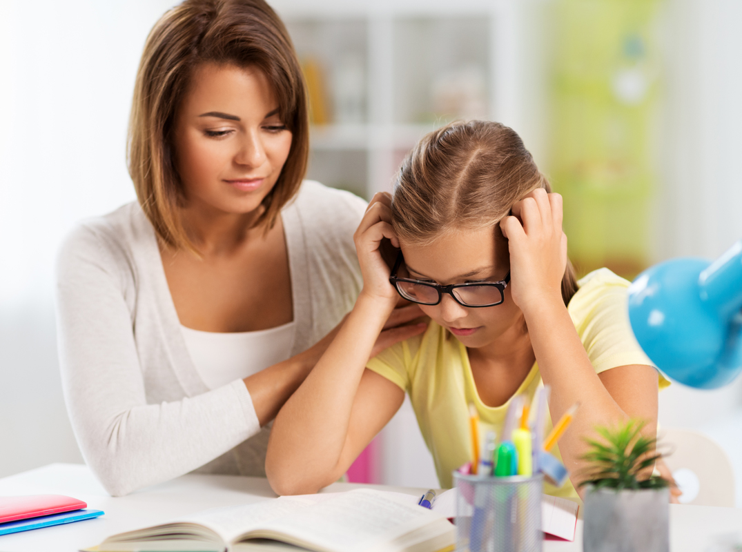 Unsere Therapieangebote bei LRS, DYSKALKULIE und AD(H)S, Bild einer Mutter und eines Kindes, die gemeinsam für die Schule lernen