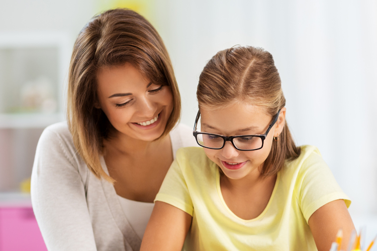 Therapieangebote für Kinder und Jugendliche, Bild von Mutter und Kind, welches eine Brille trägt und gemeinsam etwas lesen